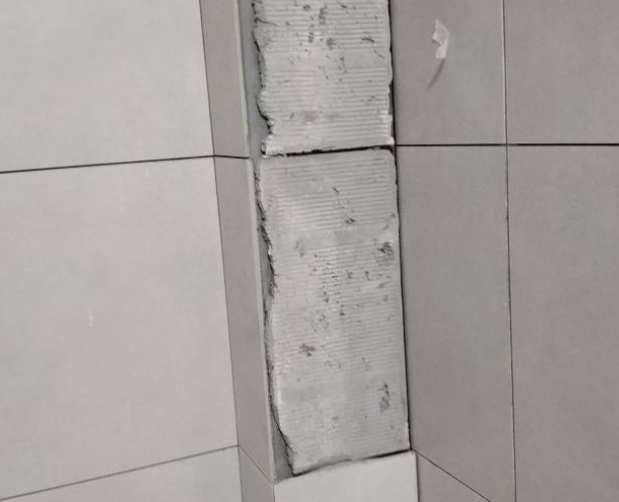 惠来瓷砖空鼓维修公司分享下瓷砖施工前基层浇水润湿程度不足，可能导致以下问题